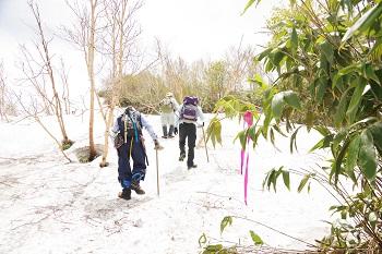 雪渓を登る.jpg