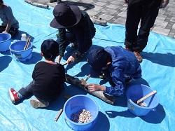H30ベンチ塗装としいたけホダ木づくり 027.JPG
